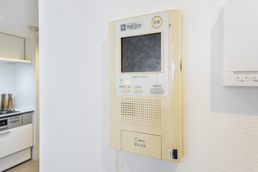 ◆TVモニター付インターホン◆訪ねてきた相手をモニター越しに確認でき、防犯対策に役立ちます。インターホン越しに話をすることが可能です。