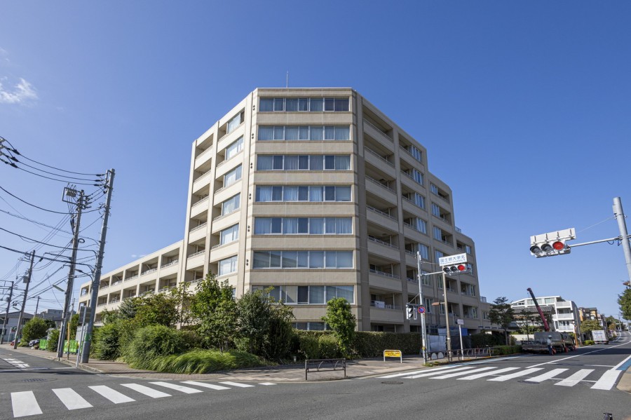 歴史を積み上げてきた由緒ある街、閑静な低層住宅地の世田谷梅丘に佇む総戸数100戸の大規模コミュニティです。