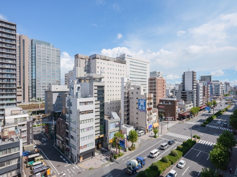 目線を上げると青々とした空を望める眺望です。だんだんと変わっていく空の色を愉しみリフレッシュするのも良さそうです。