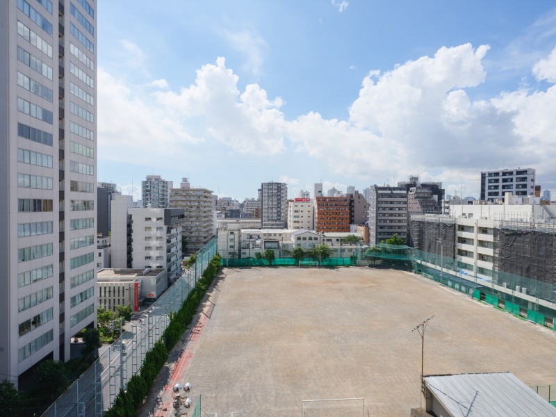 バルコニーからの眺望は、目の前に高い建物がなく開けた青空を仰げます。遠くの天気もよく見え開放感が溢れるひとときがお過ごしいただけます。