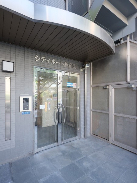 ◆夜間オートロック◆17時～6時の間、居住者以外の侵入を拒み、不審者や不要なセールスを撃退することができます。安心感を得られるのも大きなポイントです。