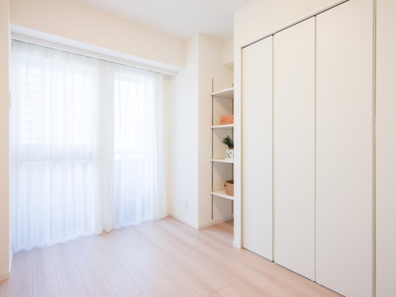 洋室2にも自然光が注がれます。住まう方の趣味や感性で飾っていただけるように、シンプルで柔軟性のある内装に仕上げました。