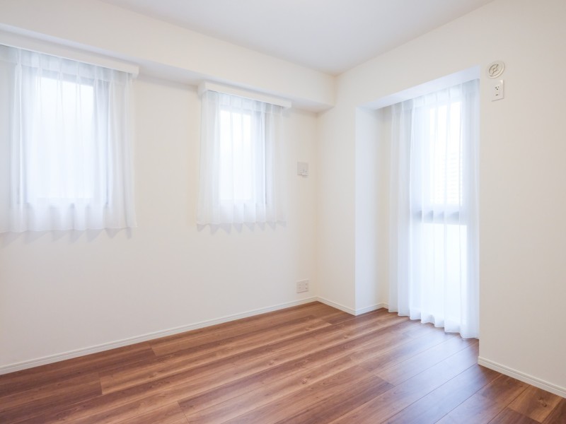 ウォークインクローゼット付きの洋室1です。二面採光ならではの明るいお部屋で居住スペースを広くお使いいただけるため主寝室におすすめです。