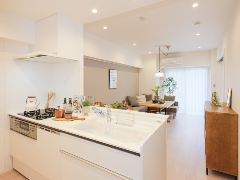 東南向きの大きな窓から心がほっとするような光と風が運ばれる居住空間です。目に肌にやさしく温かな素材で仕上げ、快適にお過ごしいただけます。