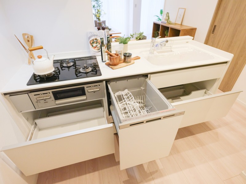 ◆食器洗浄乾燥機◆家事の時間を短縮できる優れもの。さらに節水・節約を同時に行うことができるので、大変人気があり重宝します。