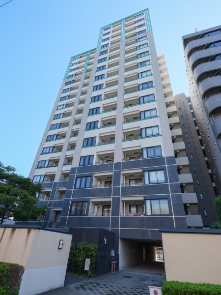 平成19年築・総戸数130戸の大規模マンションです。3駅3路線を利用可能。路地や横丁などが点在し歴史情緒漂う街並みや、個人経営などの飲食店が豊富な環境も魅力の一つとなっています。