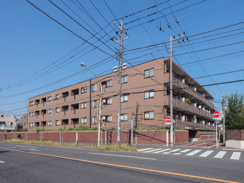 第一種低層住居専用地域に佇む上質な低層レジデンスです。コンビニやスーパーも複数店舗が近く、利便性も良好な立地。多様なライフスタイルに寄り添ってくれるエリアです。