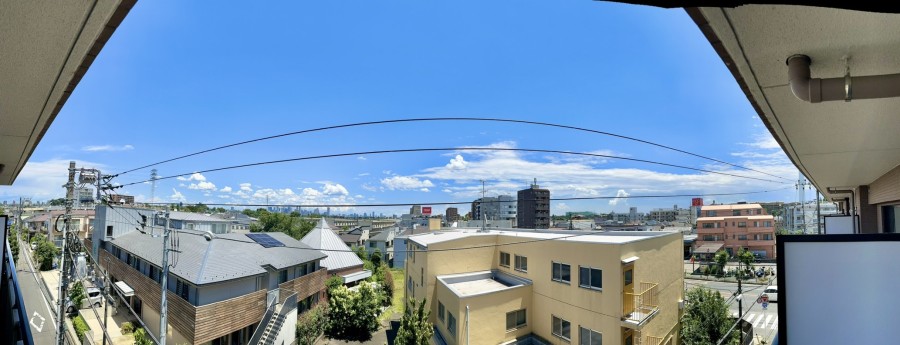 目の前を遮る建物がなく、開けた眺望を堪能できる住まいです。凛とした空気を感じ、清らかで穏やかな時間が流れます。