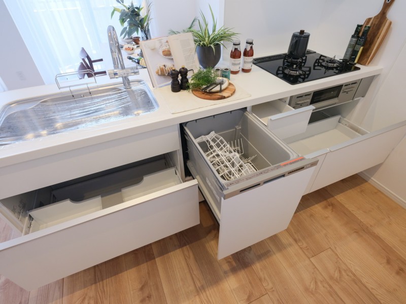 ◆食器洗浄乾燥機◆家事の時間を短縮できる優れもの。さらに節水・節約を同時に行うことができるので、大変人気があり重宝します。