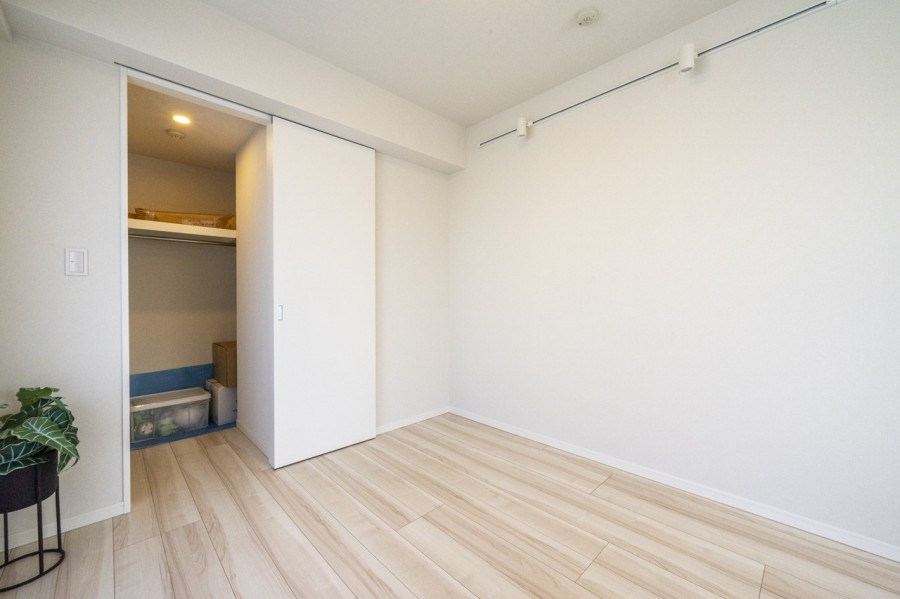 洋室は窓からの光がやさしく照らすプライベートルームです。WIC付きで居住スペースを広くお使いいただけるので主寝室にぴったりです。