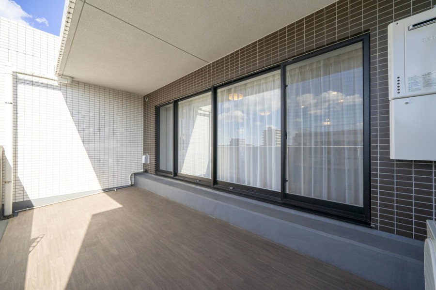 広々としたルーフバルコニーは約15m²で奥行のある空間です。陽当たり良好のため、ゆっくりと日向ぼっこやリフレッシュタイムにもおすすめです。