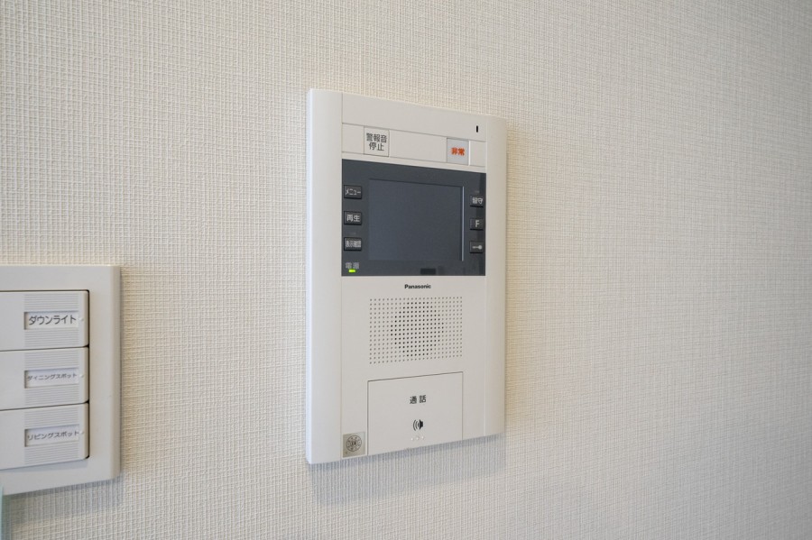 ◆TVモニター付インターホン◆訪ねてきた相手をモニター越しに確認でき、防犯対策に役立ちます。インターホン越しに話をすることが可能です。