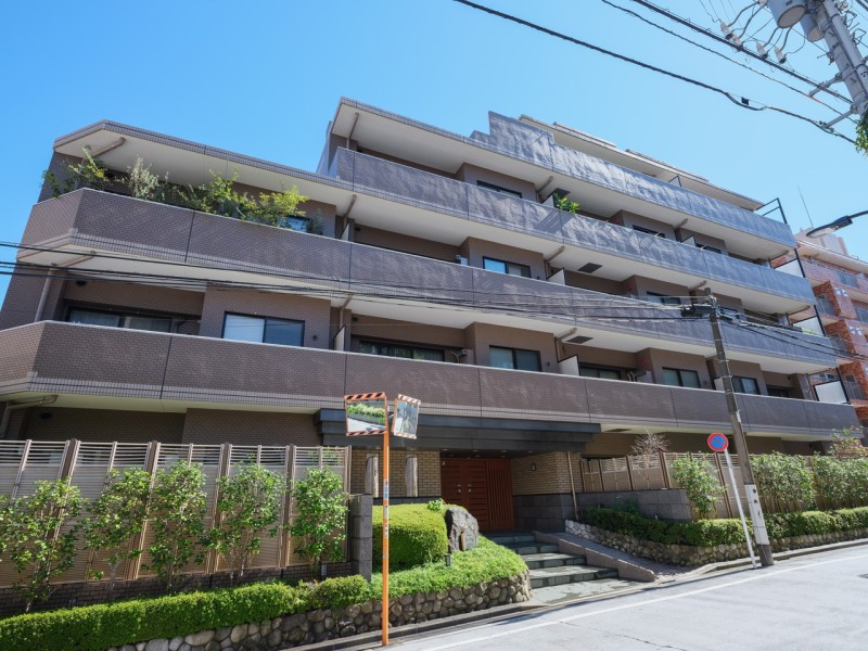 高台の閑静な住宅地に位置する日神パレステージ信濃町。平成26年共用部大規模修繕工事実施済・アウトフレーム工法採用の開放感のある住まいです。