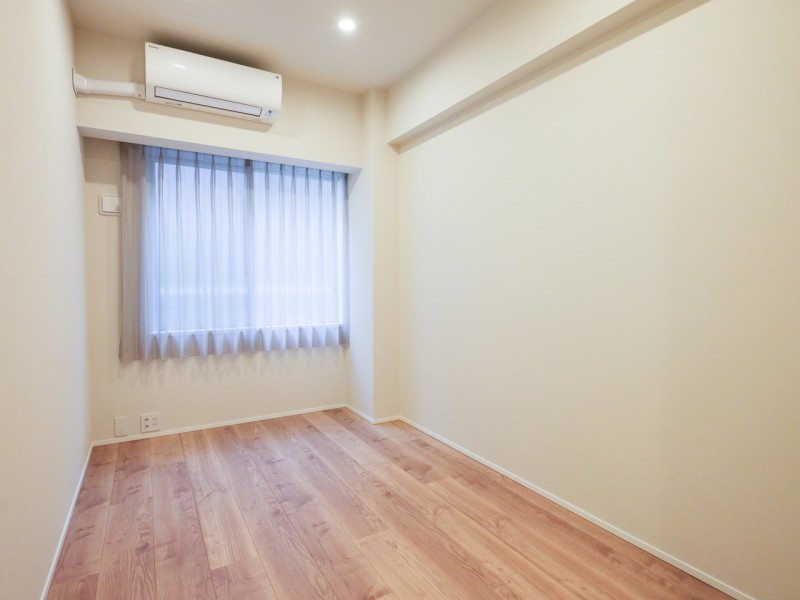 洋室2にも自然光が注がれます。住まう方の趣味や感性で飾っていただけるように、シンプルで柔軟性のある内装に仕上げました。