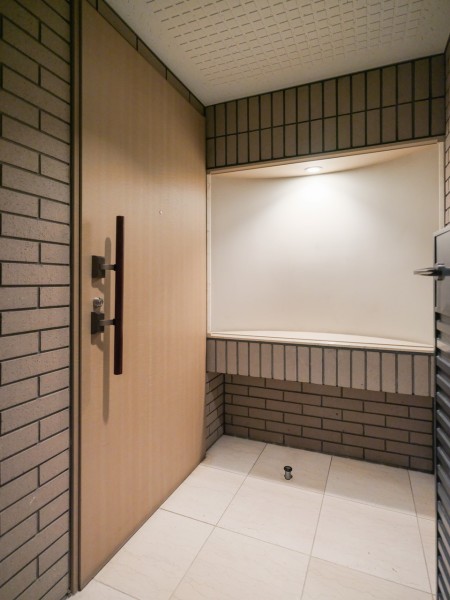 入居者様のお帰りを優しく出迎えてくれる玄関ポーチです。ゆとりがあり、照明で明るく照らされたカウンターが設けられています。