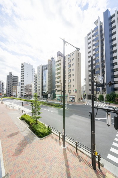 目の前は通りがありますが、全室インナーサッシを採用したので、断熱性・防音交換に優れたお部屋になっています。