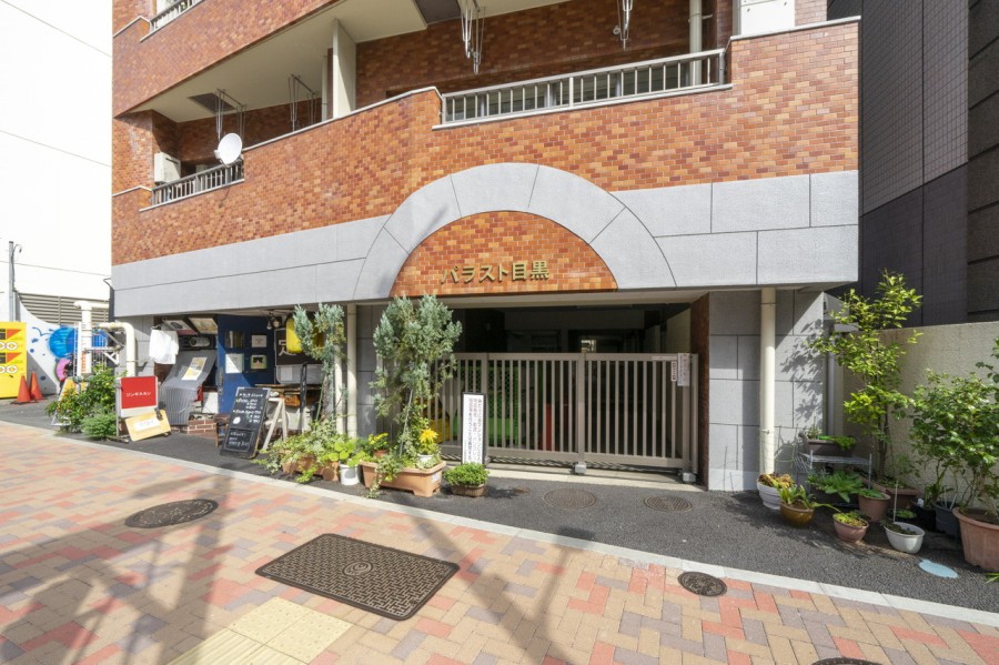 時代の移ろいを重ね、大切に住み継がれてきたマンションです。日々の通勤や通学はもちろんのこと、ショッピングからレジャーまで自在に楽しめる至便なポジションが、アクティブな日常を叶えてくれます。