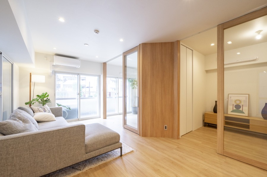 廊下が少なく無駄のない空間設計を施したデザイナーズリノベーションのお部屋です。自然感を活かした優しい色合いとゆったりとした抑揚のあるオーク柄を建具に採用しました。