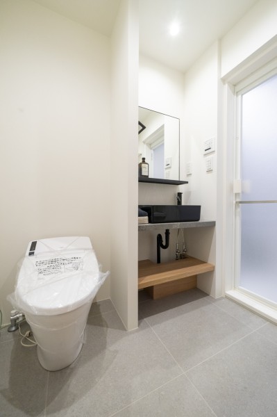タンクレスなので見た目もすっきりしたトイレです。優れた節水効果や汚れが付きにくい便座など、ほしかった機能が揃ったウォシュレット一体型トイレです。