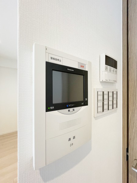 ◆TVモニター付きインターホン◆訪ねてきた相手をモニター越しに確認でき、防犯対策に役立ちます。インターホン越しに話をすることが可能です。