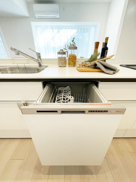 ◆食器洗浄乾燥機◆家事の時間を短縮できる優れもの。さらに節水・節約を同時に行うことができるので、大変人気があり重宝します。