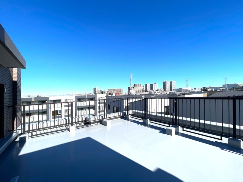 約33.9m²の広々としたルーフバルコニーがある住まいです。青々とした空の下で大きく深呼吸をしたくなる開放的な空間が、日常に彩りを享受してくれます。