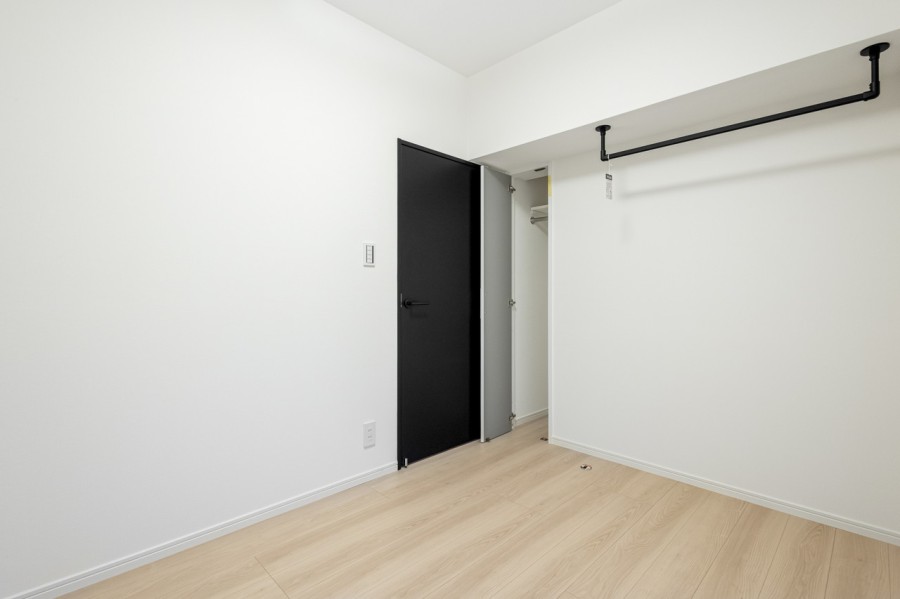 お部屋にはクローゼット、ブラックカラーのハンガーバーを備え付けました。洗濯物の室内干しにも便利、衣裳部屋のようにしても使いやすいこだわりのポイントです。