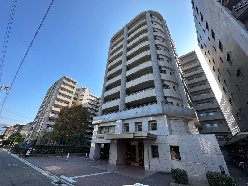 地下鉄『京都市役所前』駅徒歩６分、京阪本線もご利用可能です。鴨川のほとり、古都の優美な街並みと歴史を感じながら生活できます。大通りに面さず静かな住環境です。