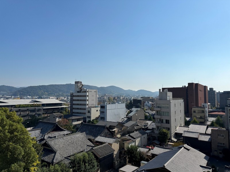バルコニーからは東山連峰を望む眺望があります。大きな空と自然の変化のコントラストが美しく、毎日の生活に癒しの時間をもたらしてくれます。