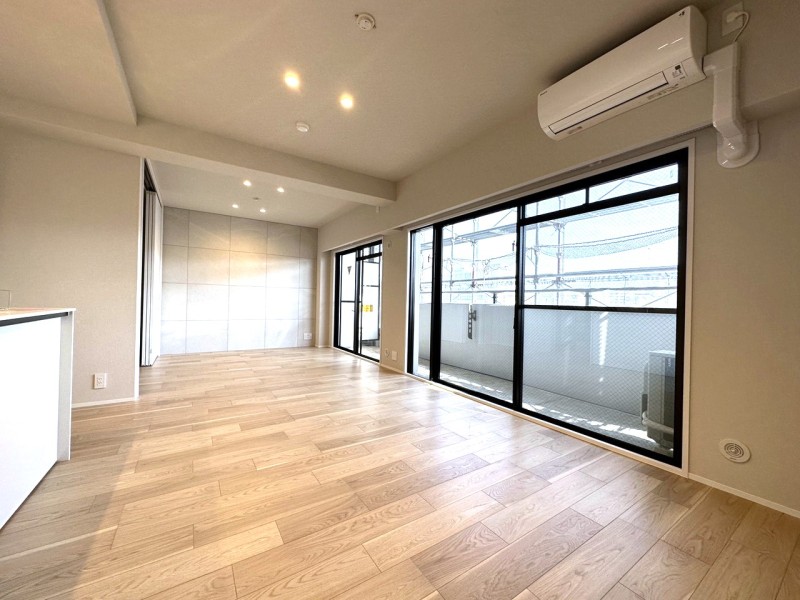 9階部分の南東角住戸で陽当り・通風良好なお部屋です。壁にはタイルを貼り、高級感のある空間になりました。給湯管・給水管に至るまでフルリノベーション実施致しました。