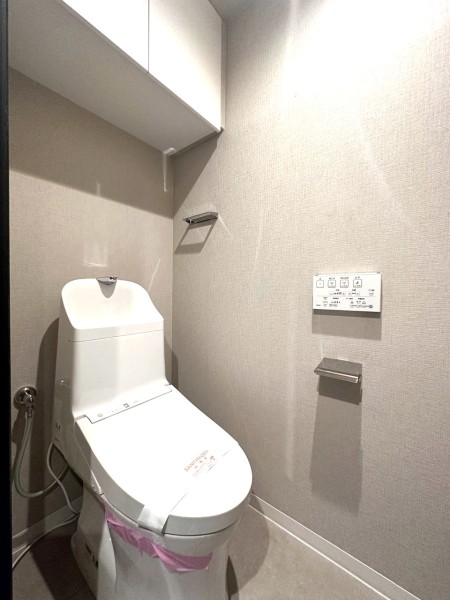 お手入れ楽々な機能を多数搭載したTOTO製ウォシュレット一体型トイレ交換済みです。吊戸棚も設置しましたので、小物類などの収納もしやすくすっきりとした空間を保てます。