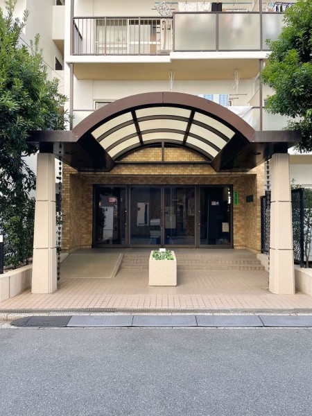 優しい色合いのエントランスゲートが居住者様をあたたかく出迎えます。管理体制良好・2匹までペット飼育可(大きさ制限なし・飼育細則有)