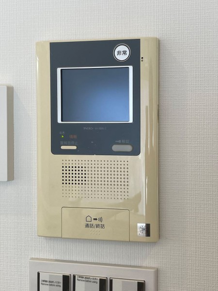 ◆TVモニター付インターホン◆訪ねてきた相手をモニター越しに確認でき、防犯対策に役立ちます。インターホン越しに話をすることが可能です。