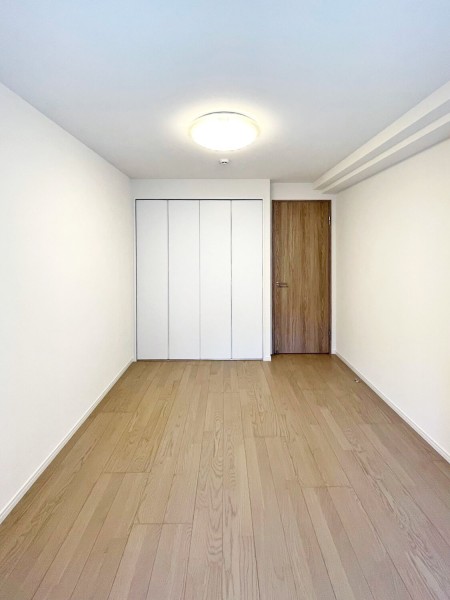 約6.4帖の洋室です。凹凸が少ないので、ベッドなどの大きな家具も配置しやすいお部屋。リビングに隣接していながらプライベート性の高い時間を過ごせます。