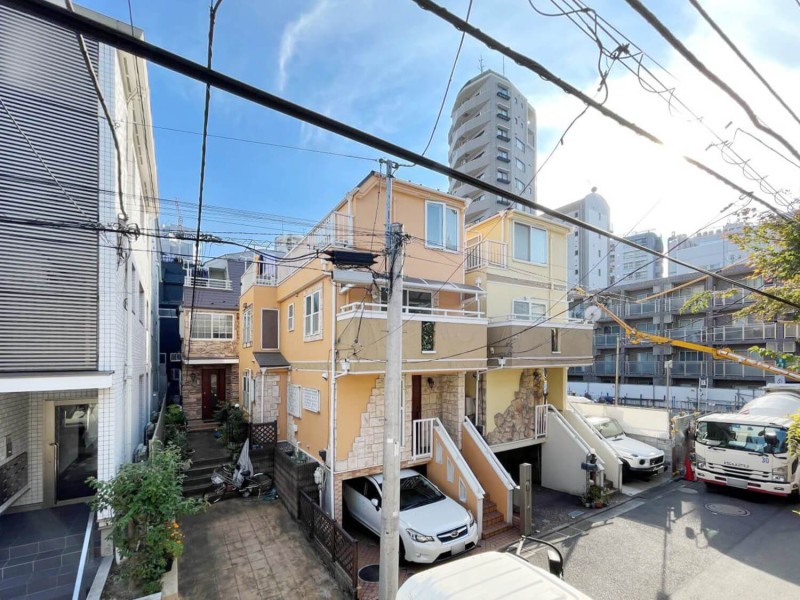 都心に位置しながら、バルコニーから見上げると青い空を望むことができます。ほっと一息つき、日々のリフレッシュスペースにどうぞ♪
