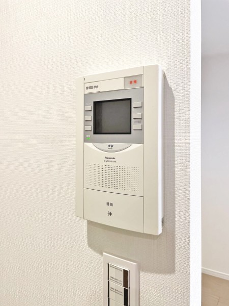 ◆TVモニター付インターホン◆訪ねてきた相手をモニター越しに確認でき、防犯対策に役立ちます。インターホン越しに話をすることが可能です。