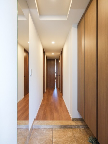 この先にどんなお部屋が広がっているのか思わずワクワクしてしまうラグジュアリーな玄関です。シューズボックスが備え付けなので、玄関をすっきり綺麗に保てます。