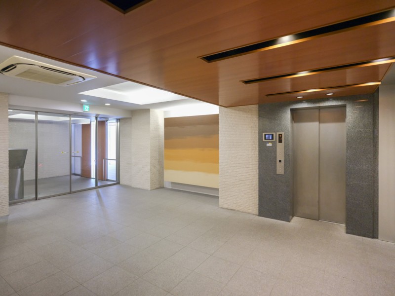 上質な居住空間へやさしく誘うエントランスホールです。忙しない都心で躍動し帰るあなたのほっとする住まいになりそうです。