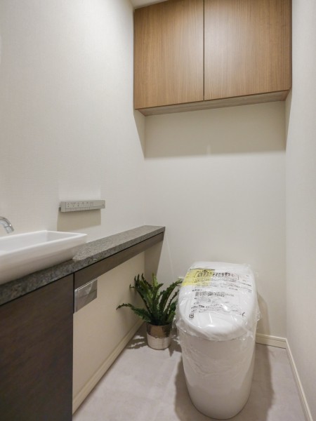 ランニングコストとエコに配慮したトイレです。スタイリッシュなタンクレストイレや手洗い場を備え付け、使い勝手の良い快適な空間です。