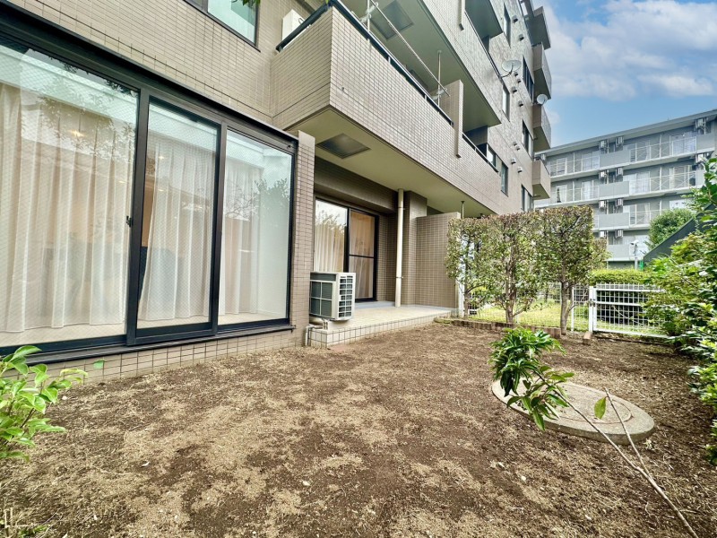 心を癒やす静けさを感じる専用庭です。地に足をつけ、思わず伸びをしたくなるような空間で日々をアップデートできますね。