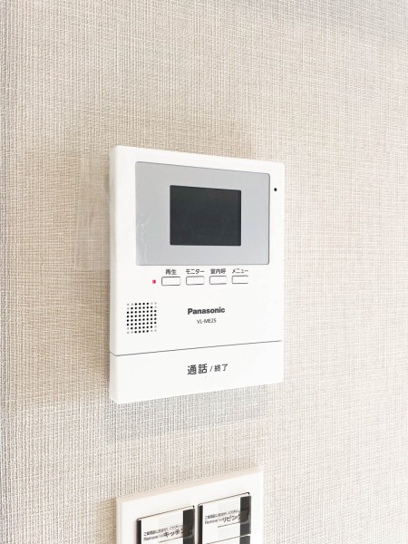 ◆TVモニター付インターホン◆訪ねてきた相手をモニター越しに確認でき、防犯対策に役立ちます。インターホン越しに話をすることが可能です。