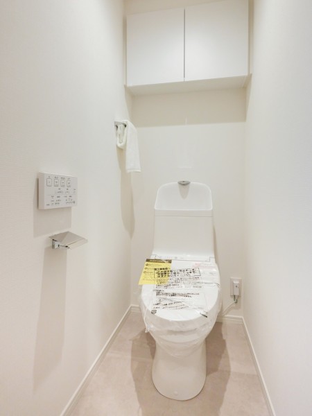 優れた節水効果や汚れが付きにくい便座など、ほしかった機能が揃ったウォシュレット一体型トイレです。上部には収納に便利な吊戸棚を備え付けました。