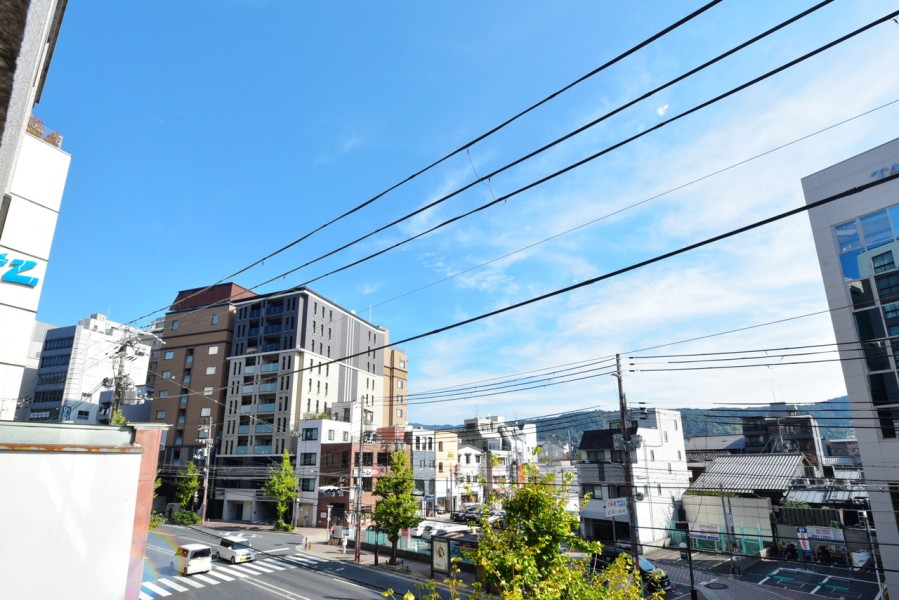 北東角住戸につき通風に恵まれたお部屋です。東山連峰を望む眺望があり、まさに京都の中心らしい景色を楽しんで頂けます。鴨川や祇園なども徒歩圏内です。