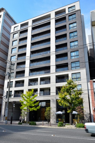 京都河原町駅から３分の好立地です。阪急・京阪・地下鉄烏丸線の３沿線利用可能で、毎日の移動も非常に便利です。24時間有人管理で管理体制も良好です。京都の魅力を満喫できる立地です。