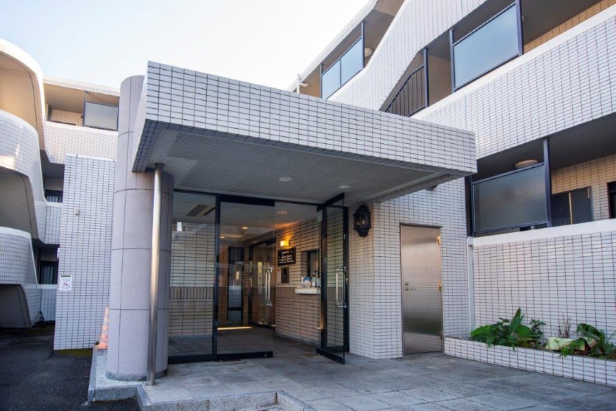 エントランスの外まで管理が行き届いた綺麗なマンションです。オートロック完備です。