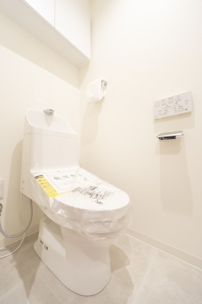 TOTO製ウォシュレット一体型のトイレは、お掃除の手助けをしてくれる便利機能が搭載されています。