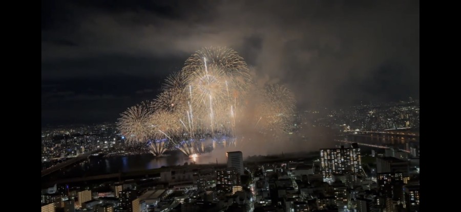 30階スカイラウンジからも淀川花火大会を眺めることができます。お客様が来られても一緒に鑑賞できます。