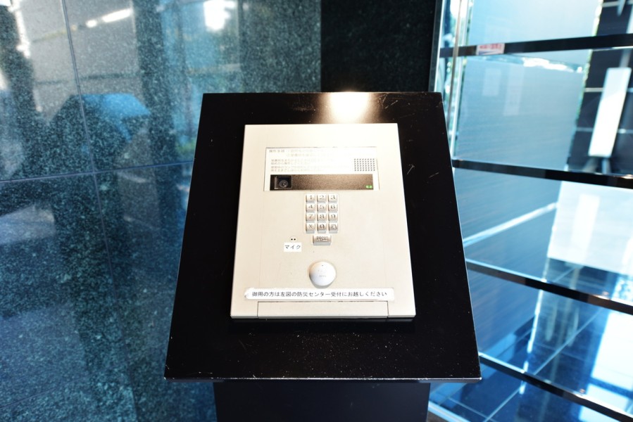 ホテルライクな内廊下設計です。各階にごみ庫あり、24時間ゴミ出し可能ですので、お部屋の中も清潔に保てます。二重床・二重天井構造です
