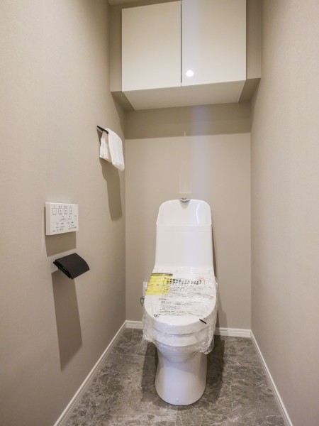 優れた節水効果や汚れが付きにくい便座など、ほしかった機能が揃ったウォシュレット一体型トイレです。上部には収納に便利な吊戸棚を備え付けました。