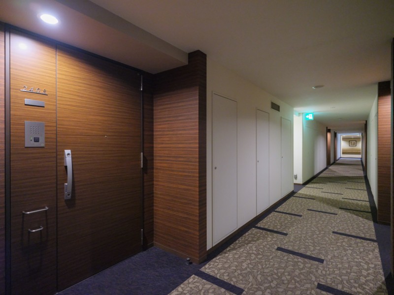 エレベーターを降りてお部屋へと続く廊下は、ホテルライクな内廊下設計です。外気の影響を受けにくく、プライバシーも守られやすいです。